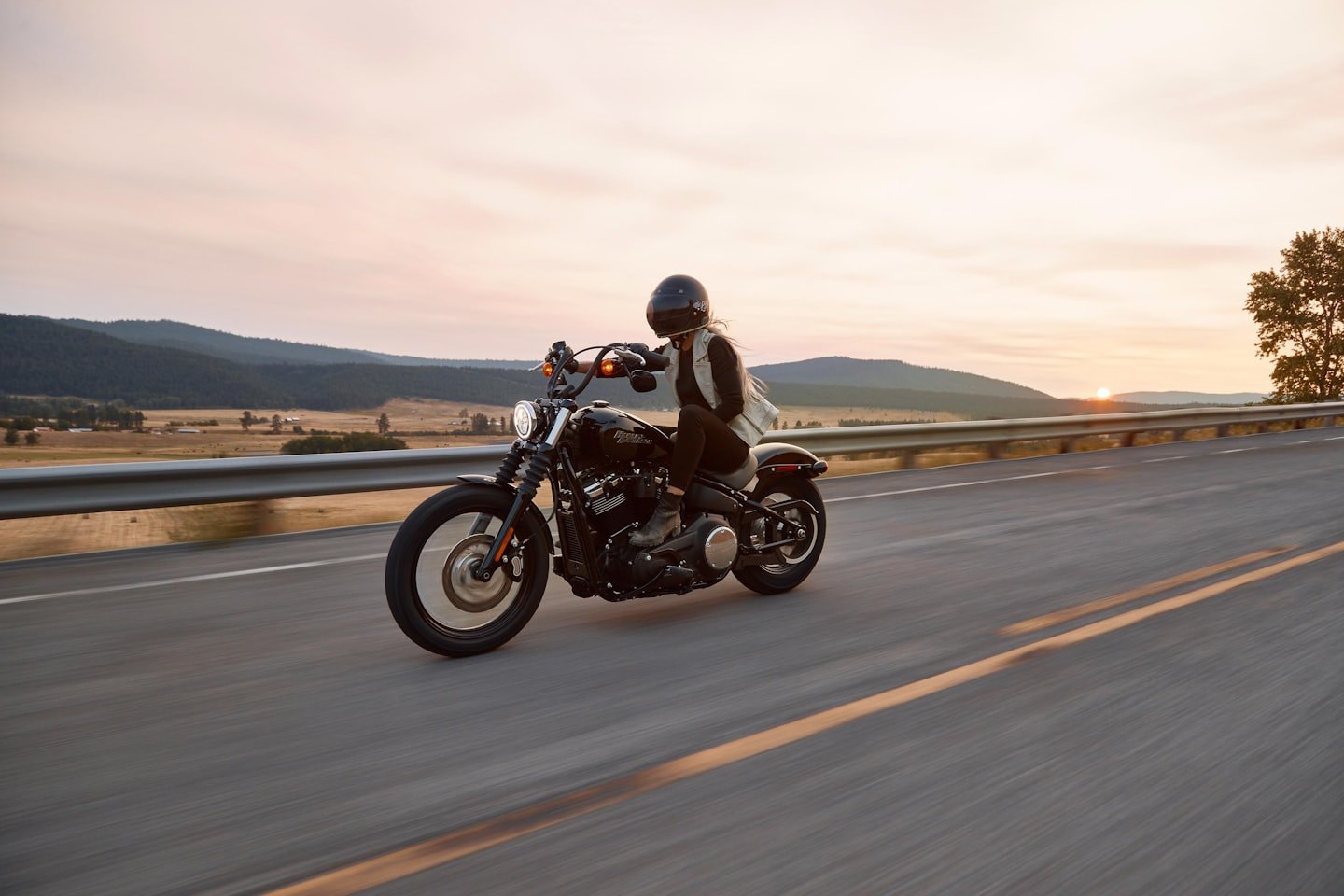 Moto in viaggio su una strada al tramonto, noleggio moto a Lamezia Terme